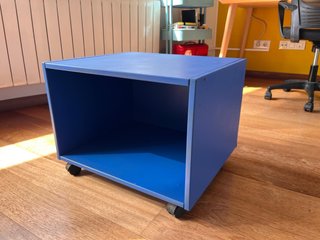 Mueble auxiliar azul con ruedas