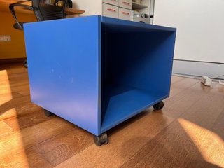 Mueble auxiliar azul con ruedas