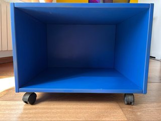 Mueble auxiliar azul con ruedas
