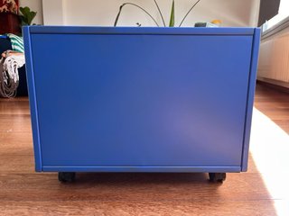 Mueble auxiliar azul con ruedas