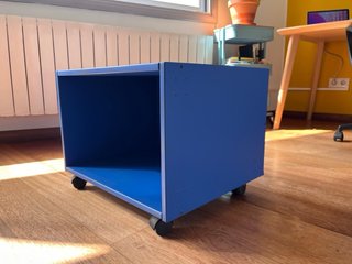 Mueble auxiliar azul con ruedas