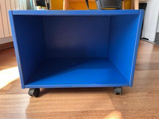 Mueble auxiliar azul con ruedas