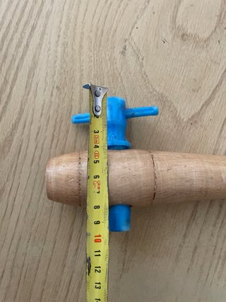 Grifo de madera y plástico