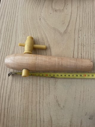Grifo de madera y plástico