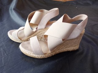 Sandalias de cuña beige