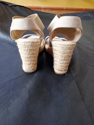Sandalias de cuña beige