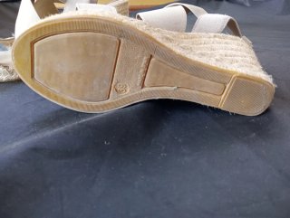 Sandalias de cuña beige
