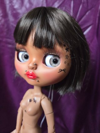 Blythe Piel Oscura Tatuajes con traje rojo