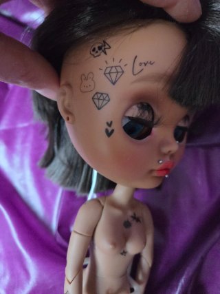 Blythe Piel Oscura Tatuajes con traje rojo