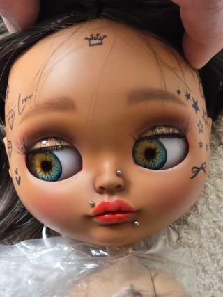 Blythe Piel Oscura Tatuajes con traje rojo