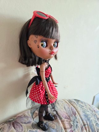 Blythe Piel Oscura Tatuajes con traje rojo
