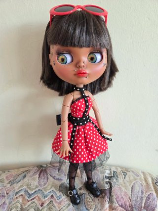 Blythe Piel Oscura Tatuajes con traje rojo