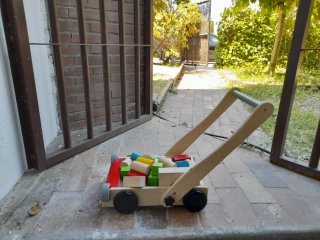Carrito de madera para niños