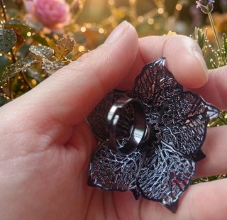 Anillo flor negro con brillantes