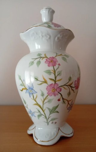 Jarrón de porcelana con flores pintadas