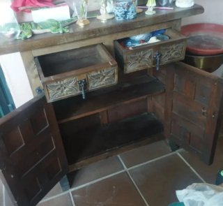 Mueble de madera antiguo con detalles metálicos