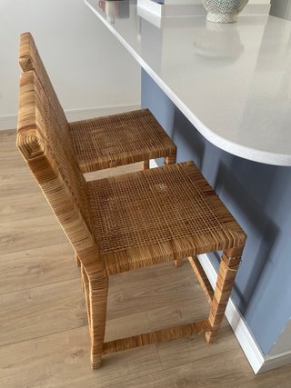 Sillas altas de ratán y madera