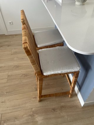 Sillas altas de ratán y madera