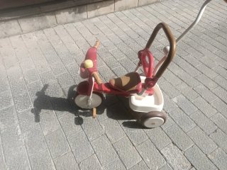Triciclo infantil con manillar