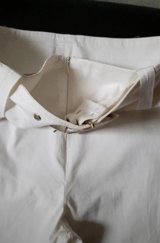Pantaloni bianchi con cintura