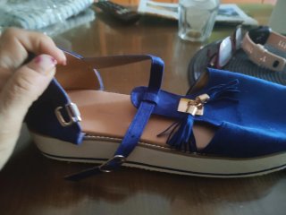Sandalias azules con detalles dorados