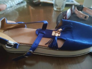 Sandalias azules con detalles dorados