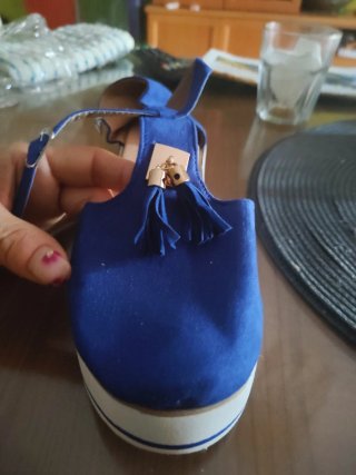 Sandalias azules con detalles dorados