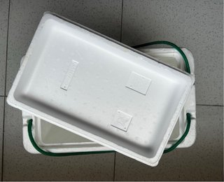 Nevera pequeña blanca con cuerda