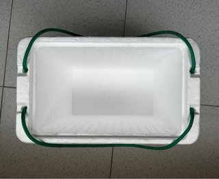 Nevera pequeña blanca con cuerda