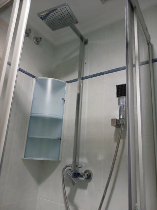 Columna Ducha y Armario Estantería