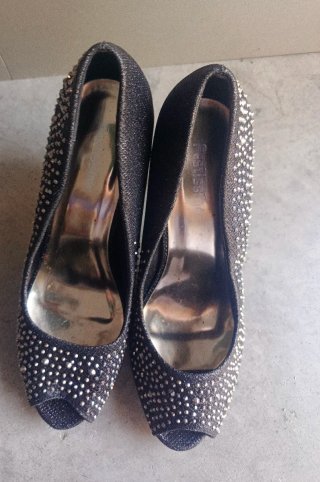 Sandalias tacón negras con pedrería talla 39