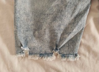 Pantalones cortos vaqueros desgastados