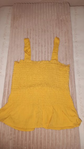 Top amarillo con tirantes y fruncido