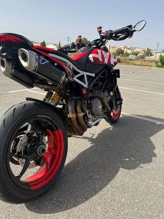 Ducati Hypermotard 950 RVE cargada de extras