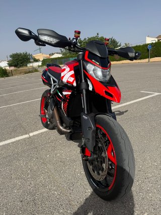 Ducati Hypermotard 950 RVE cargada de extras