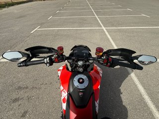 Ducati Hypermotard 950 RVE cargada de extras