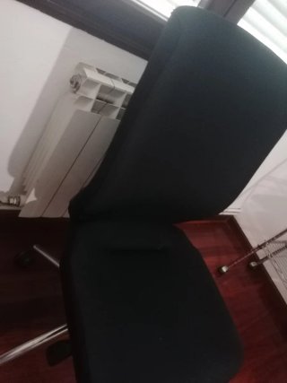 Silla giratoria negra cómoda