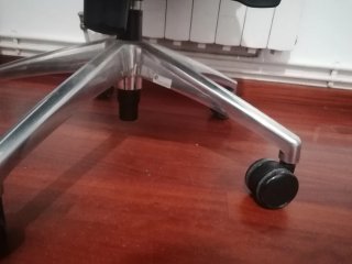 Silla giratoria negra cómoda