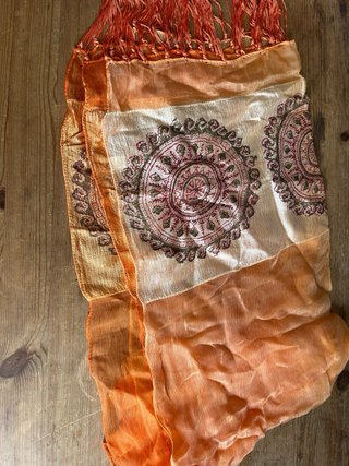 Pañuelo cuello dorado y naranja con estampado