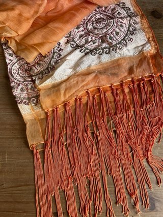 Pañuelo cuello dorado y naranja con estampado