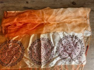 Pañuelo cuello dorado y naranja con estampado