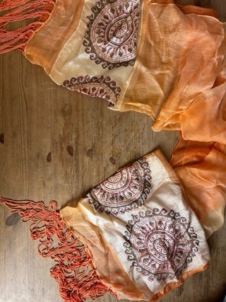 Pañuelo cuello dorado y naranja con estampado
