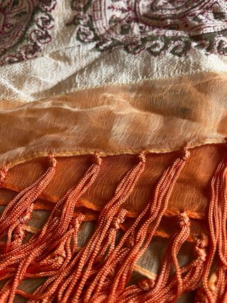 Pañuelo cuello dorado y naranja con estampado