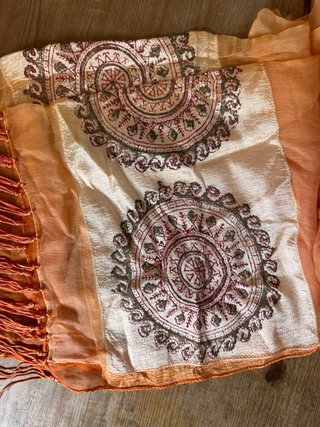Pañuelo cuello dorado y naranja con estampado