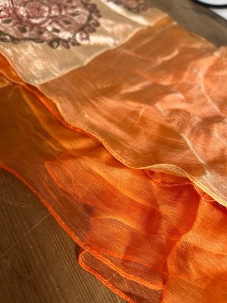 Pañuelo cuello dorado y naranja con estampado
