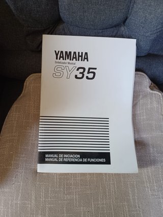 Sintetizador Yamaha SY35 con alimentador