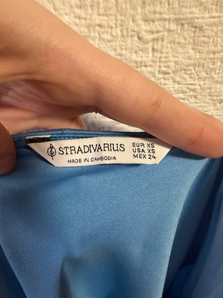 Vestido azul asimétrico con abertura