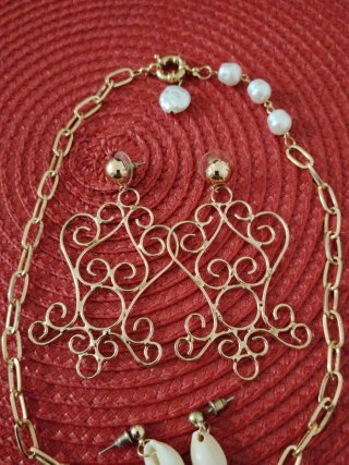 Parure collar y pendientes dorados con perlas