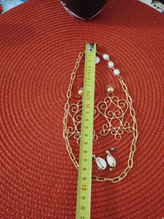 Parure collar y pendientes dorados con perlas