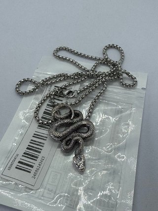 Colgante de serpiente plateado